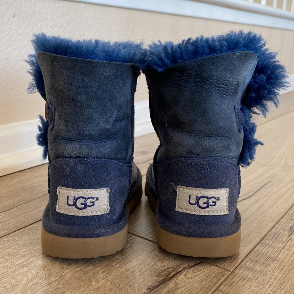 UGG BOOTS - Size 8